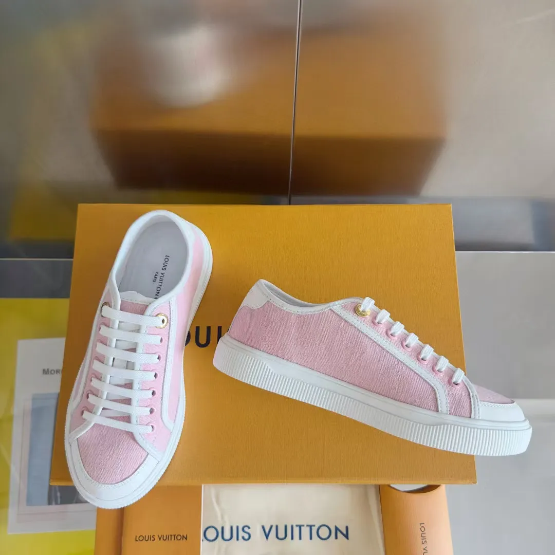 👟👟Ex-factory price 420👟👟 LV Louis Vuitton L Home Donkey Brand’s latest Lagoon series Thick-soled denim denim Embossed Presbyopia Thick-soled Casual sneakers Skateboard shoes Original purchase and development Production This Lagoon sneaker is made of Monogram denim, injecting a retro flavor into the classic design. The Louis Vuitton logo pops out from the leather trim, and the inscribed eyelets, trim and laces highlight the exquisite details. The rubber outsole embellished with Monogram flowers completes the whole. Exquisitely packaged at the delivery counter🛍📦 ▪️ Fabric: Original imported custom first-layer cowhide ▪️ Lining: Original imported cowhide lining ▪️ Sole: Original open-molded non-slip TPU material ▪️ Bottom thickness: 2.5CM ▪️ Size: Women's size 35-40 (41, 42 can be customized)
